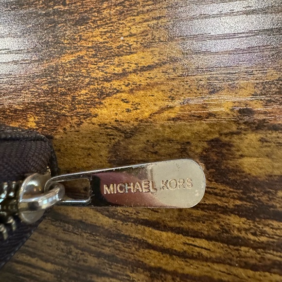 Michael Kors wristlet - Picture 4 of 4